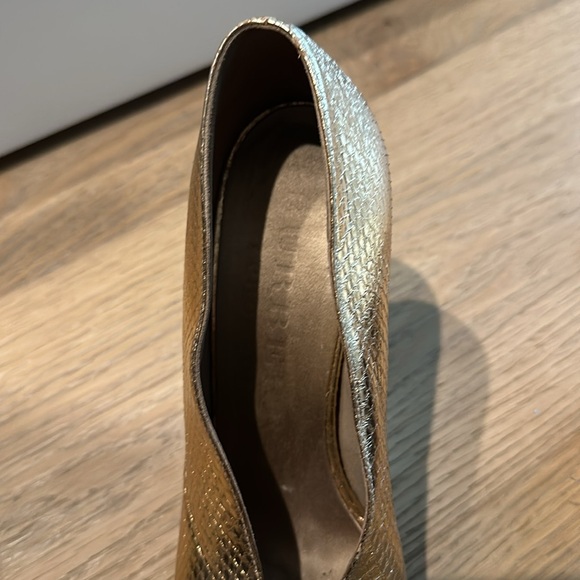 Beautiful gold Burberry heels - Picture 4 of 4
